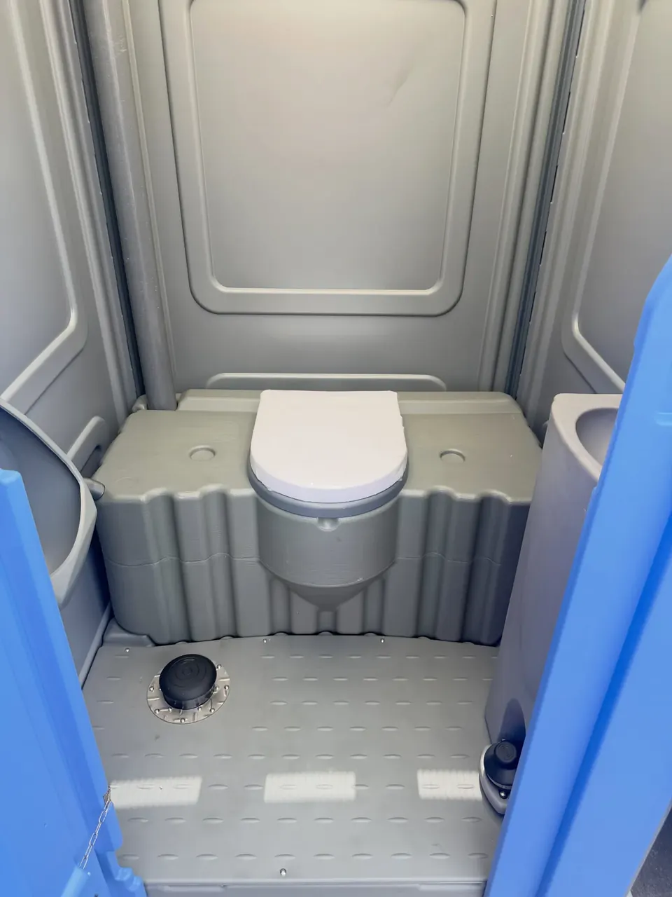 Deluxe flushing porta potties equipment example